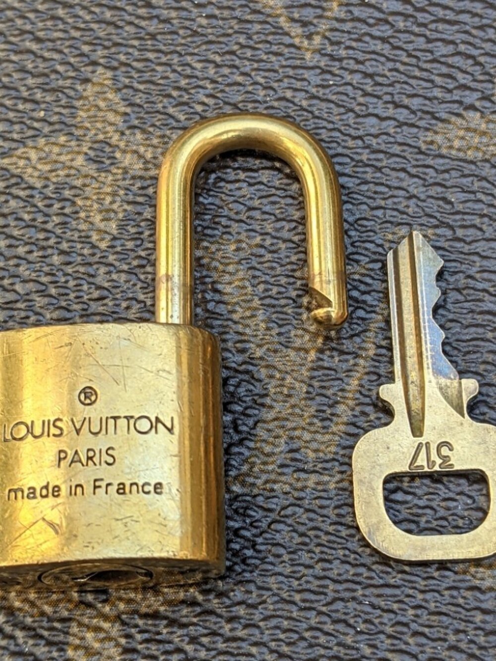 Authentic Louis Vuitton padlock key and lock set - Picture 4 of 6